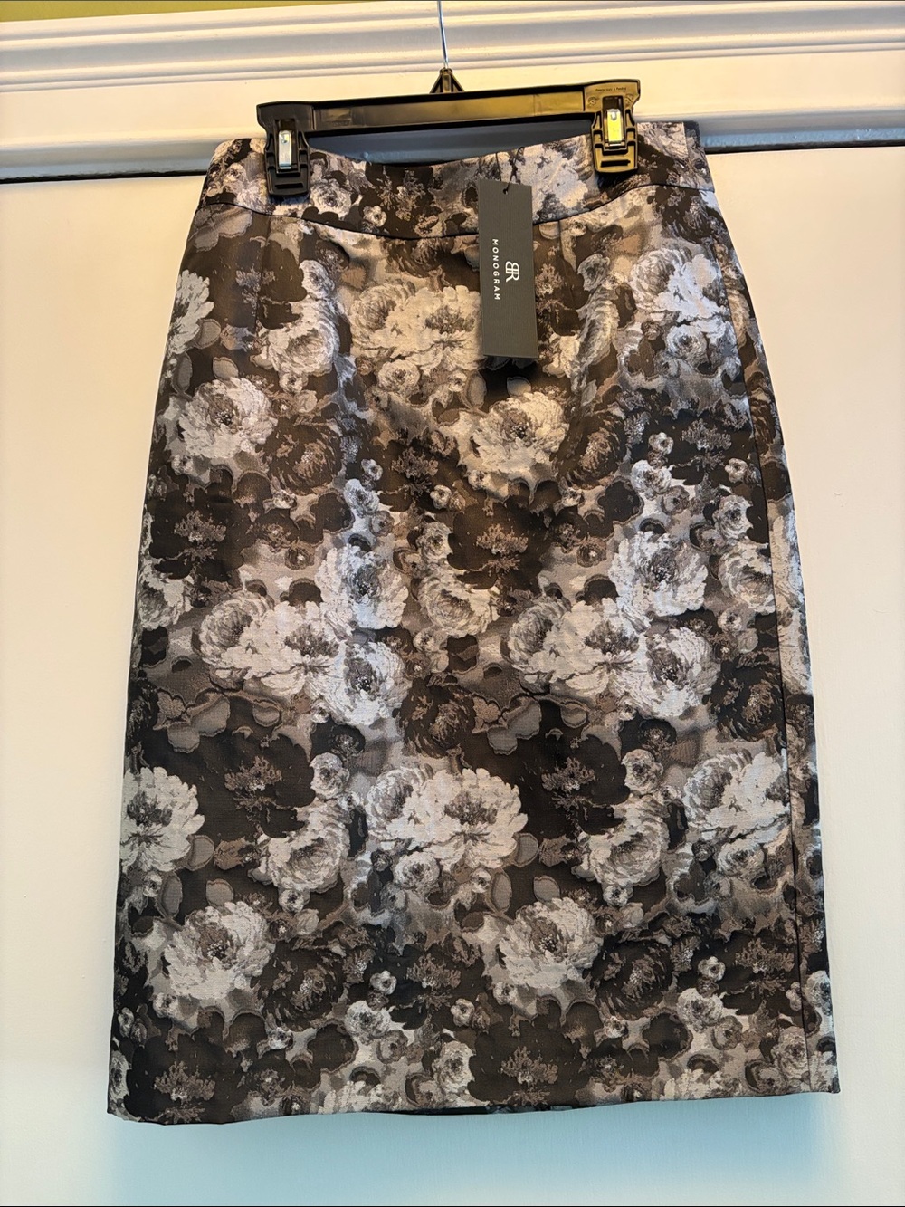 NWT Banana Republic Monogram  Black and Gray Floral Jacquard Pencil Skirt Size 2